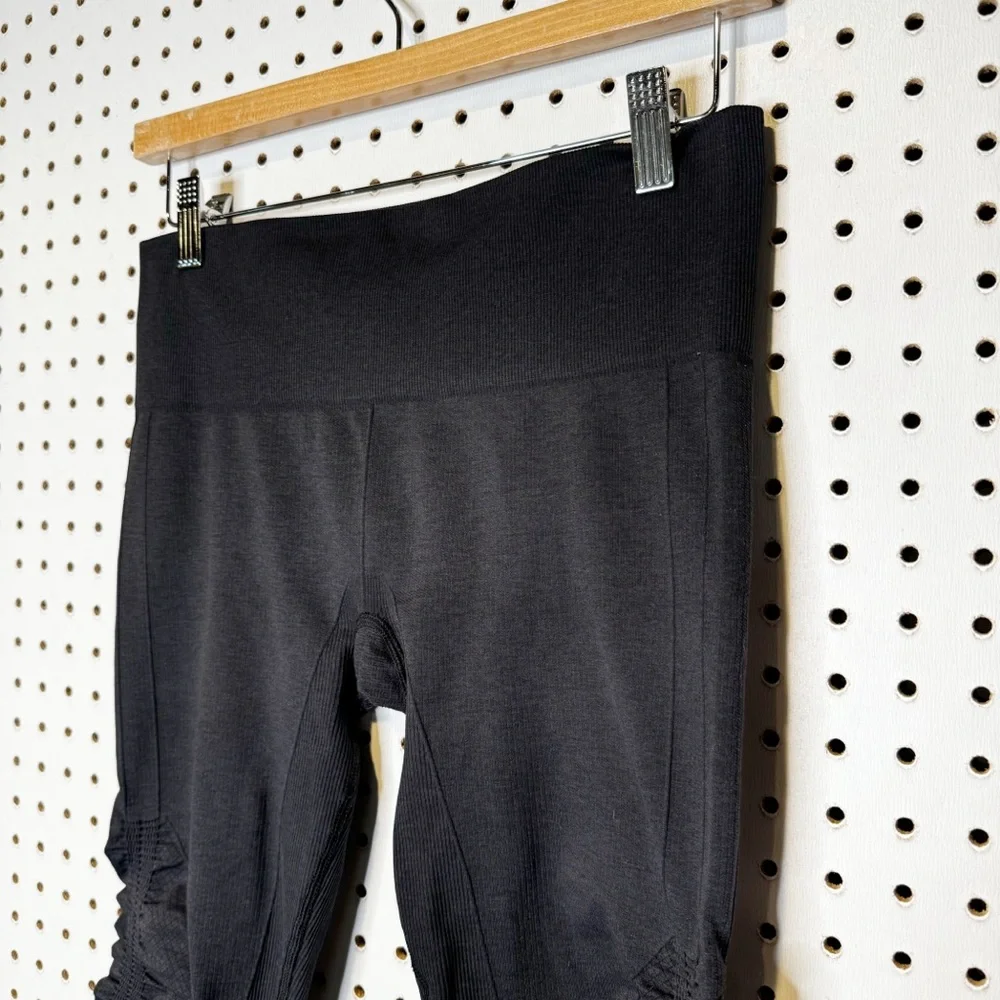 Lululemon | Seamless Crop Yoga Pants in Black Sz.‎ 6